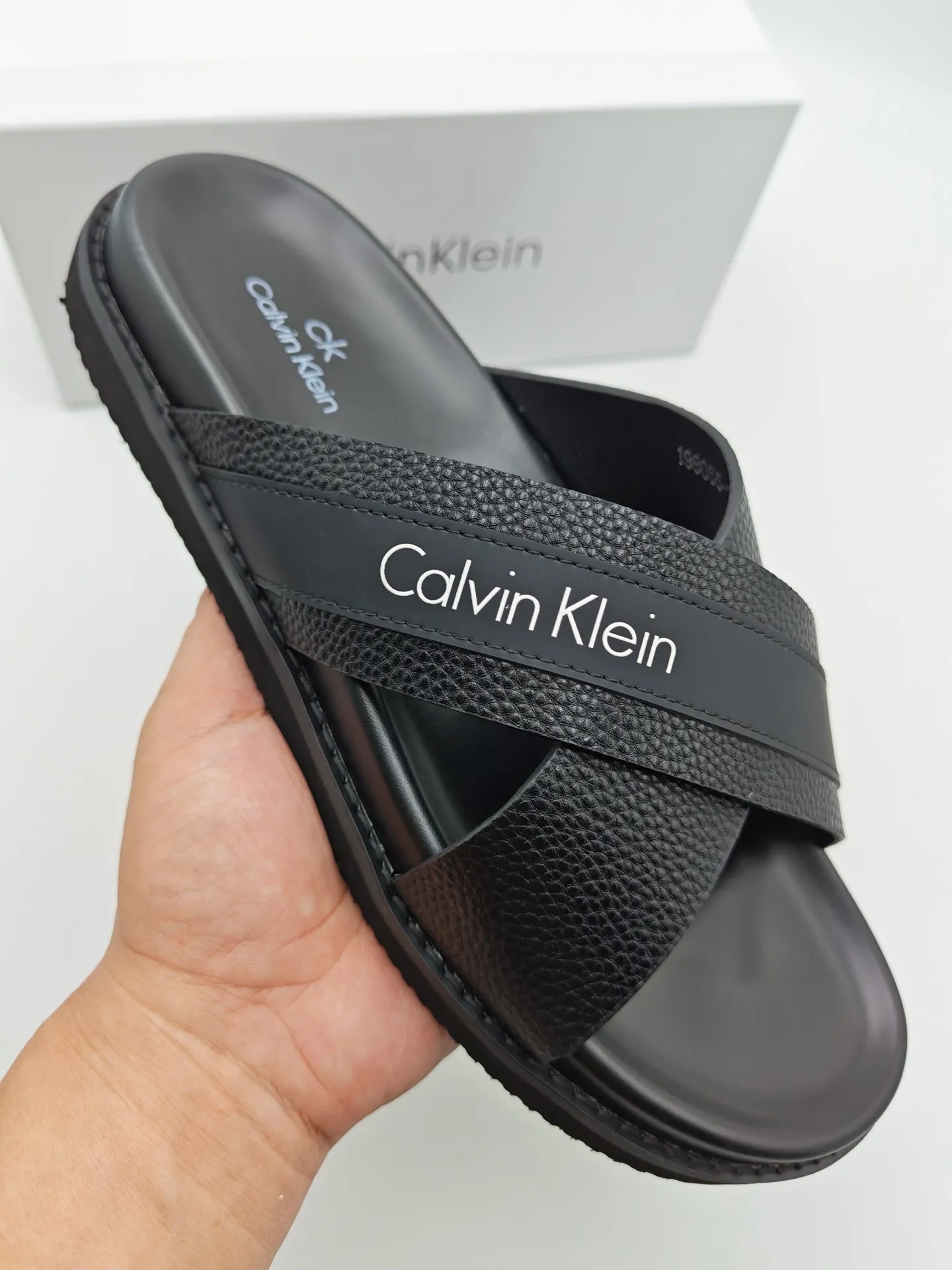 Men's shoes 💰300 Calvin Klein CK men's slippers, the upper of this slipper is made of imported cowhide, and the sole is also imported new EVA material. The foamed ultra-light outsole is more non-slip, three-dimensional and skin-friendly. Available from stock, long-term availability, Size: 38-46 yards.